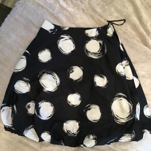 White and black flouncy hem skirt